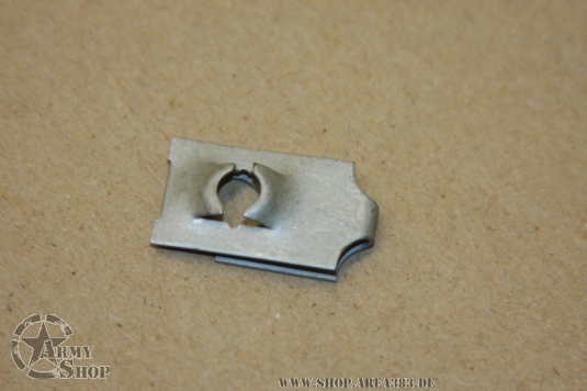 Belchmutter Clip an der Motorhaube HMMWV